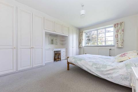 4, Kent House Courtlands, Richmond, TW10 5AU