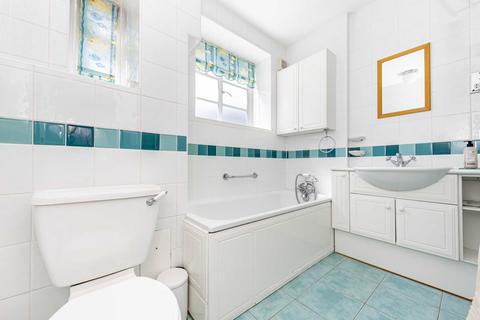 4, Kent House Courtlands, Richmond, TW10 5AU