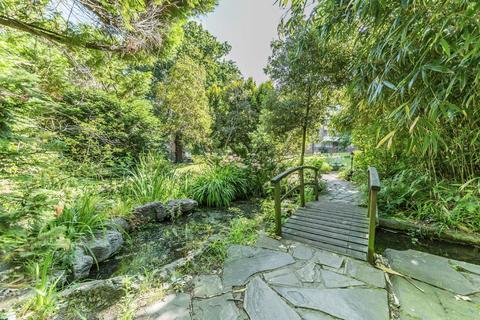 4, Kent House Courtlands, Richmond, TW10 5AU