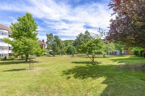 4, Kent House Courtlands, Richmond, TW10 5AU