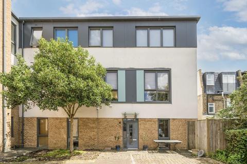 2 bedroom flat for sale, Parison Close, Richmond TW9