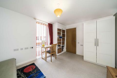 2 bedroom flat for sale, Parison Close, Richmond TW9