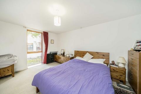 2 bedroom flat for sale, Parison Close, Richmond TW9