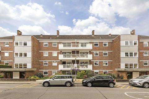 3 bedroom flat to rent, Courtlands, Richmond TW10