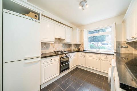 3 bedroom flat to rent, Courtlands, Richmond TW10