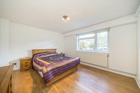 3 bedroom flat to rent, Courtlands, Richmond TW10