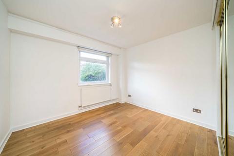 3 bedroom flat to rent, Courtlands, Richmond TW10