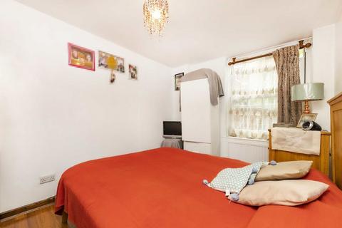 2 bedroom flat for sale, Emlyn Gardens, London W12