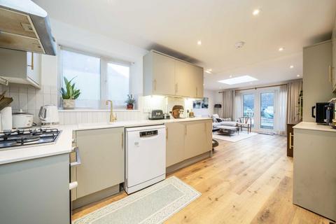 2 bedroom flat for sale, Cathnor Road, London W12