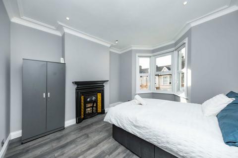 3 bedroom flat for sale, Eynham Road, London W12