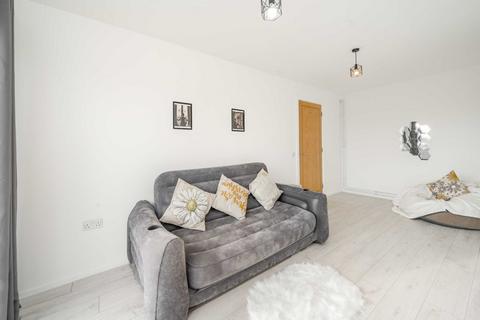 1 bedroom flat for sale, Banstead Court, London W12