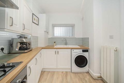 2 bedroom flat for sale, Uxbridge Road, London W12