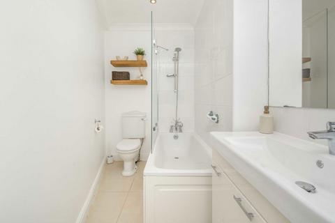 271b Uxbridge Road, London, W12 9DT