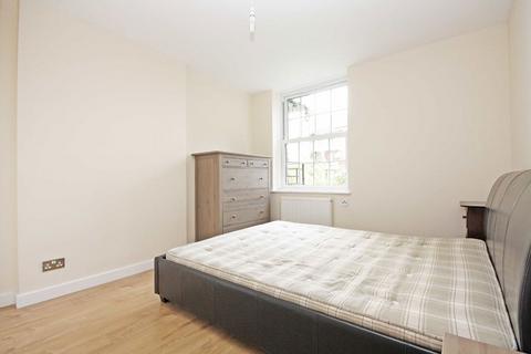 3 bedroom flat to rent, Emlyn Gardens, London W12