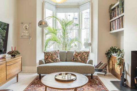 6 Oaklands Grove, London, W12 0JA