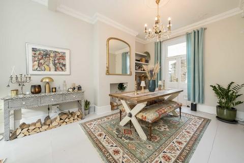 6 Oaklands Grove, London, W12 0JA