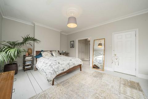 6 Oaklands Grove, London, W12 0JA