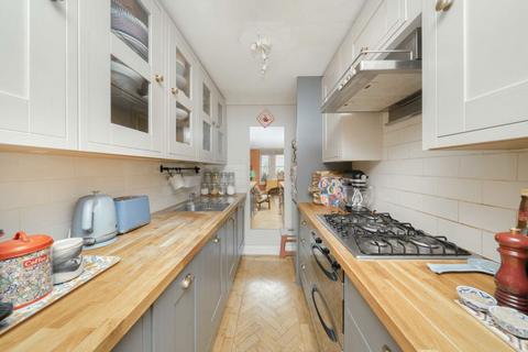 2 bedroom flat for sale, Lakeside Road, London W14