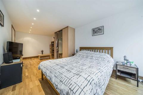 2 bedroom flat for sale, Basing Place, London E2