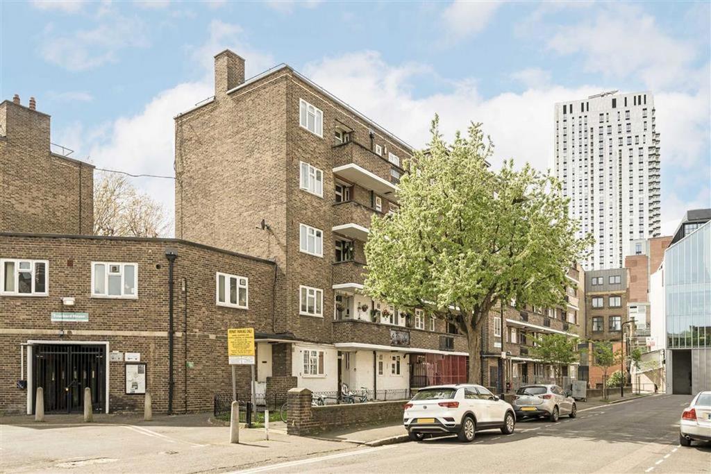 Chart Street, London N1 2 bed flat - £500,000