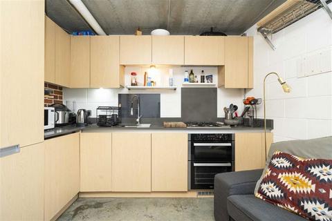 1 bedroom flat to rent, Cambridge Heath Road, London E2