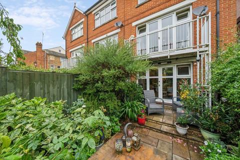 2c Sandycoombe Road, Twickenham, TW1 2LX
