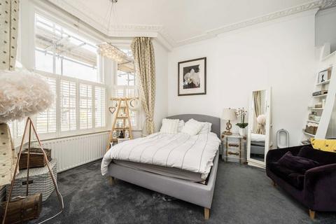 1 bedroom flat for sale, The Barons, St Margarets TW1