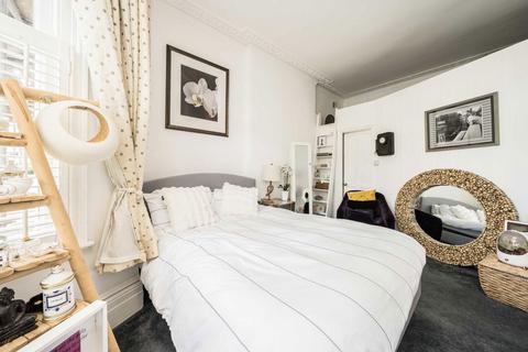 1 bedroom flat for sale, The Barons, St Margarets TW1