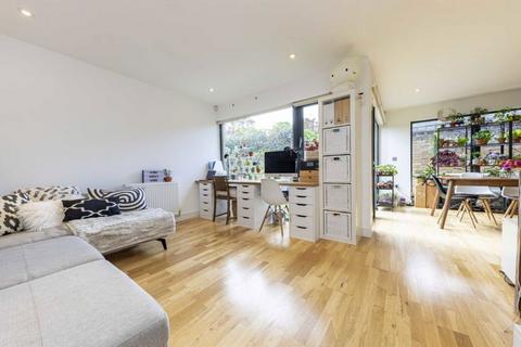 2 bedroom maisonette for sale, Apple Grove, Twickenham TW1