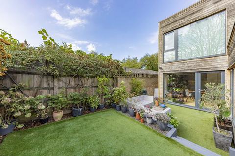 1 Apple Grove, Twickenham, TW1 1AS