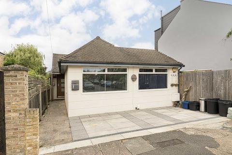 3 bedroom bungalow for sale, Haliburton Road, St Margarets TW1