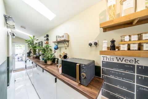 2 bedroom flat for sale, Winchester Road, St Margarets TW1