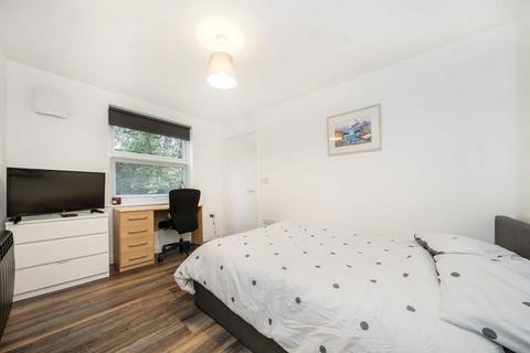 3 bedroom flat to rent, Hepple Close, Isleworth TW7