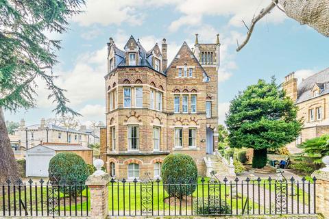 3 bedroom flat to rent, Riverdale Road, East Twickenham TW1