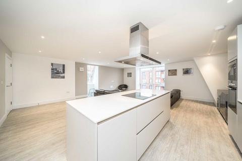 3 bedroom flat for sale, Gaumont Place, London SW2