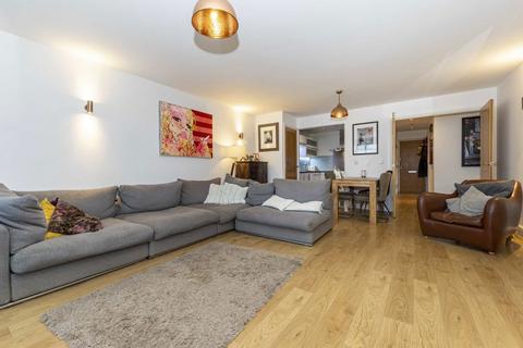 3 bedroom flat for sale, Streatham High Road, London SW16