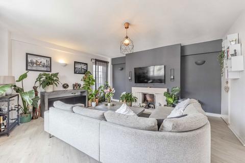 2 bedroom flat for sale, Streatham High Road, London SW16