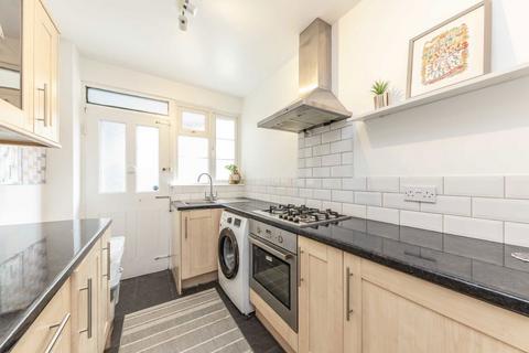 2 bedroom flat for sale, Streatham High Road, London SW16