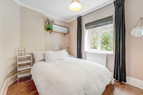 2 bedroom flat for sale, Knollys Road, London SW16