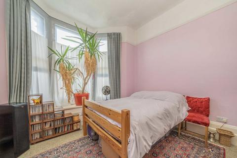 1 bedroom flat for sale, Knollys Road, London SW16