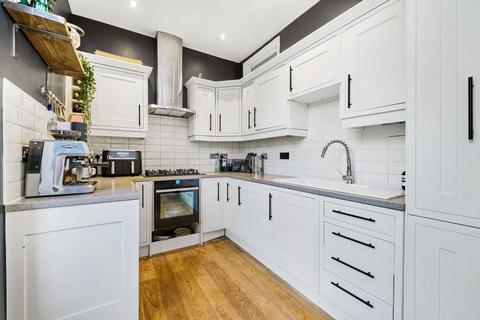 2 bedroom flat for sale, Madeira Road, London SW16