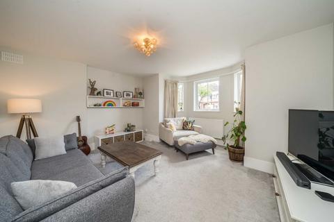 3 bedroom flat for sale, Woodfield Avenue, London SW16