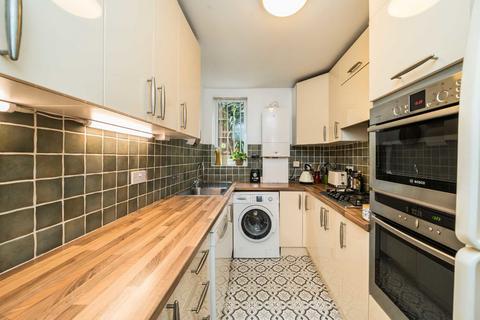 3 bedroom flat for sale, Woodfield Avenue, London SW16