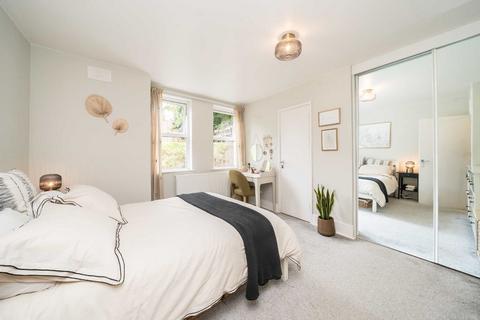 3 bedroom flat for sale, Woodfield Avenue, London SW16