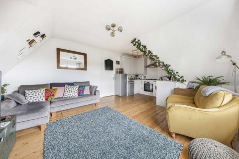 2 bedroom flat for sale, Conyers Road, London SW16