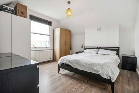 3 bedroom flat for sale, Ambleside Avenue, London SW16