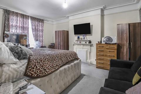 2 bedroom flat for sale, Babington Road, London SW16