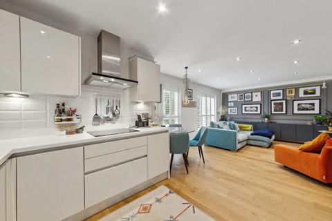 3 bedroom flat for sale, Palace Road, London SW2