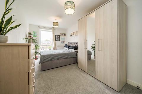 2 bedroom flat for sale, Valley Road, London SW16