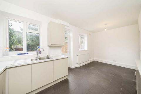 3 bedroom flat for sale, Lakeview Road, London SE27